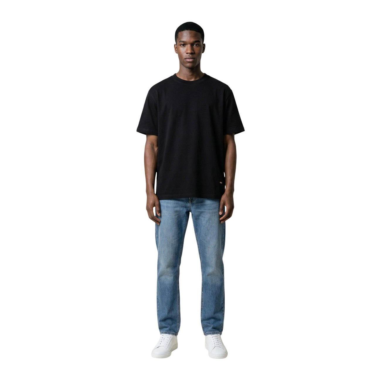 Gianni Lupo GL320SX-S26 Tee; 100% cotone, girocollo, dettaglio sartoriale sull'orlo. La maglia versatile ed essenziale per la stagione Primavera/Estate. Colore nero vista frontale Figura intera 