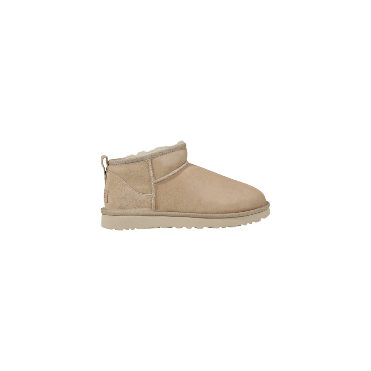 Stivali UGG donna Classic Ultra Mini 1116109. Stivaletti bassi in pelle di camoscio con calda fodera in montone naturale, trattamento idrorepellente e suola leggera Treadlite o in EVA da canna da zucchero.