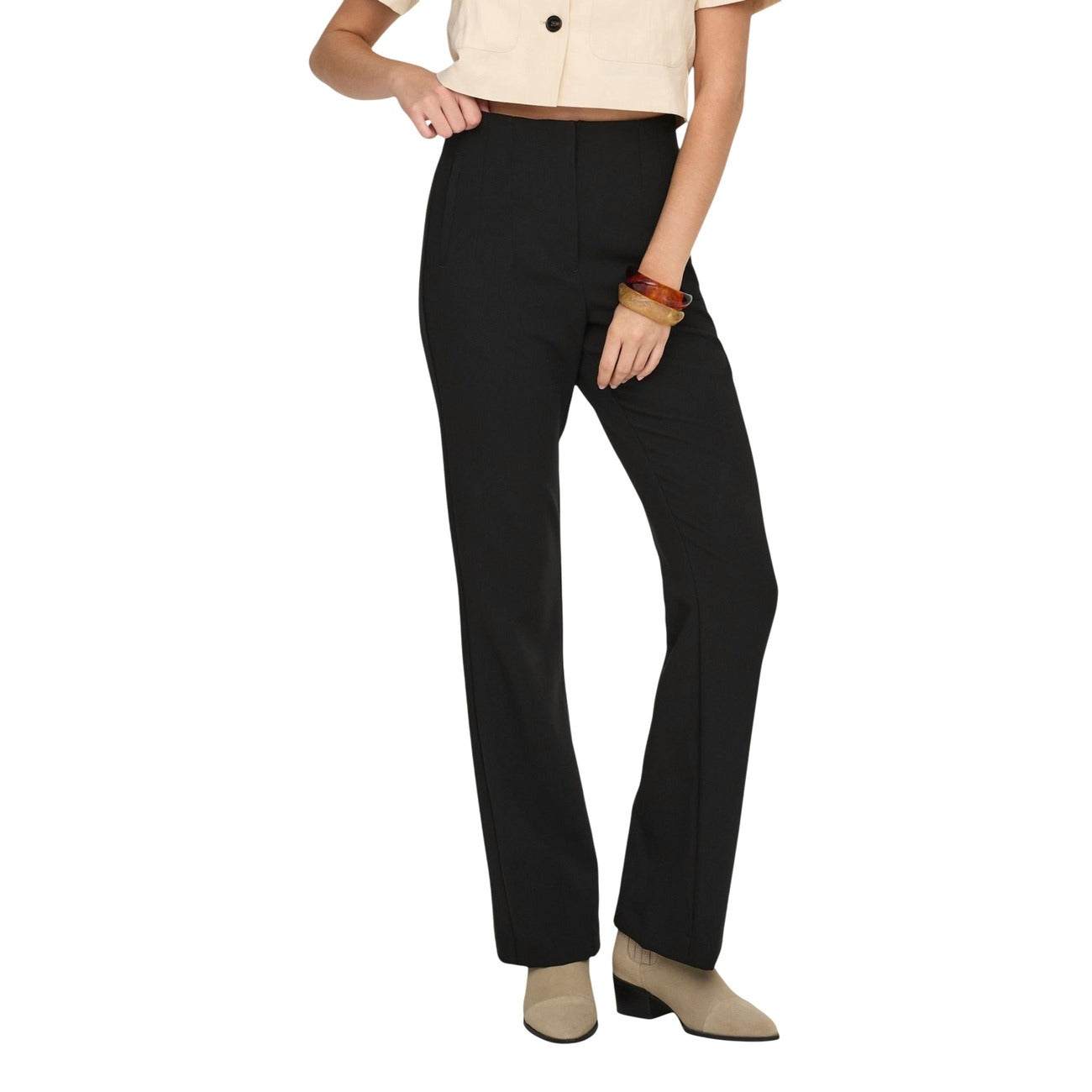 Pantaloni Only donna neri con zip e bottone tasche anteriori e posteriori 74% poliestere 20% viscosa 6% elastan - vista frontale indossata da modello figura intera
