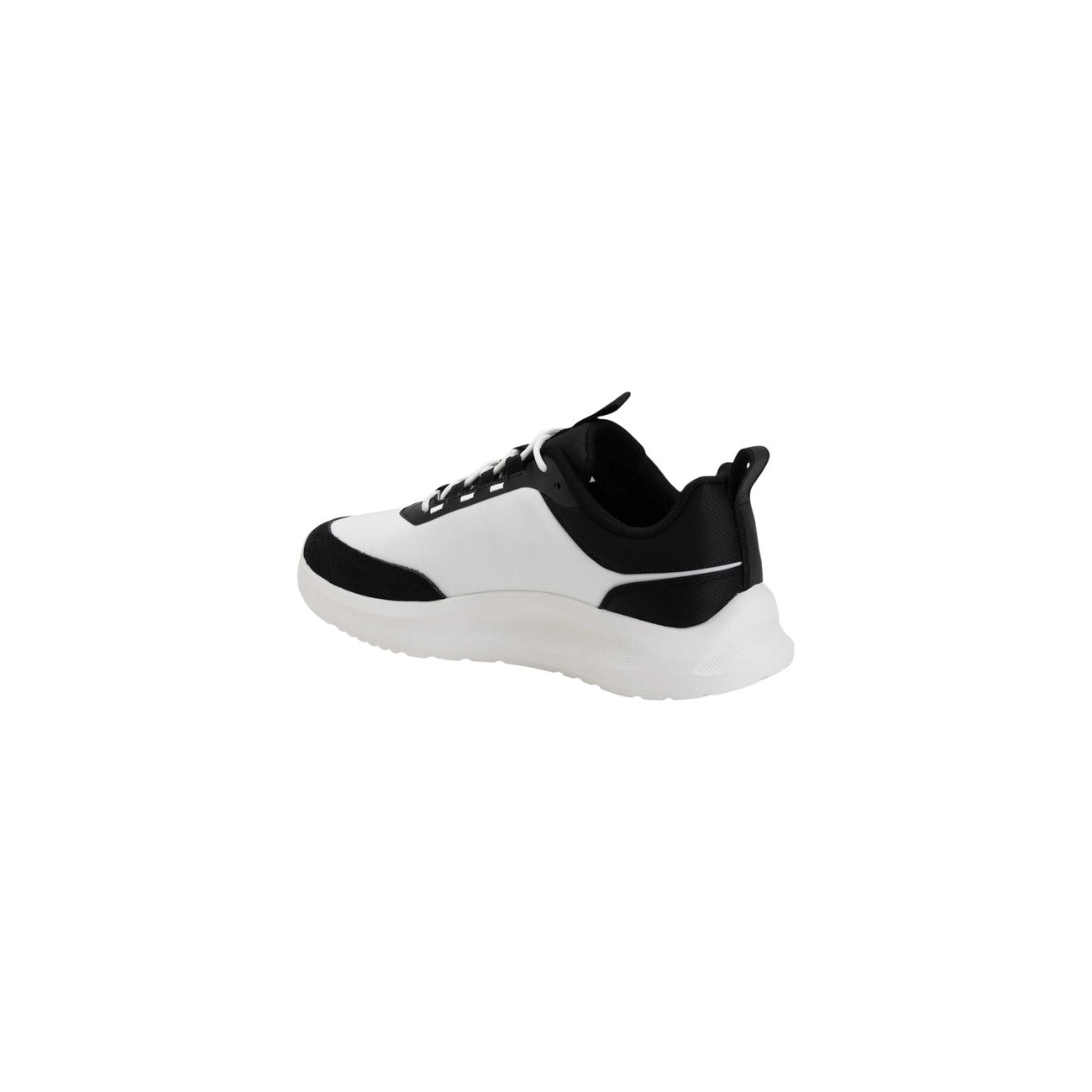 Sneakers Nere Calvin Klein; 100% Poliestere Riciclato. Maxi logo laterale, suola 3 cm, dettagli a contrasto. Leggere, traspiranti e sostenibili. Il tocco iconico per il tuo stile quotidiano. Laterale posteriore 