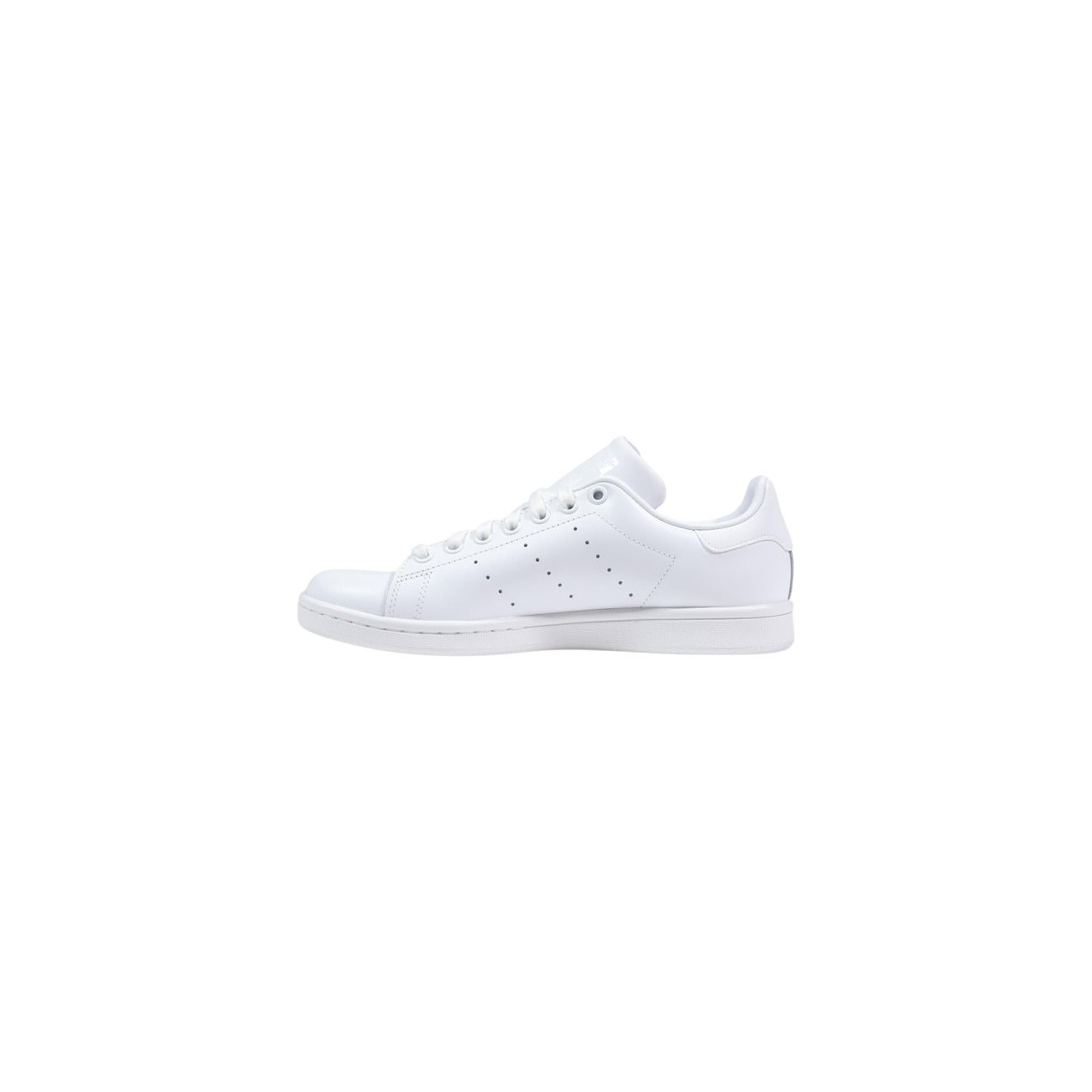 adidas Stan Smith Triple White; pelle pieno fiore, 3 strisce traforate, suola gomma. Design originale anni '70, colore monocolore bianco, calzata regolare.