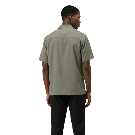 Gianni Lupo Camicia verde maniche corte stretch; composizione in viscosa ed elastam per il massimo comfort, tessuto tecnico resistente alle pieghe e stile contemporaneo per la stagione calda. Vista posteriore 