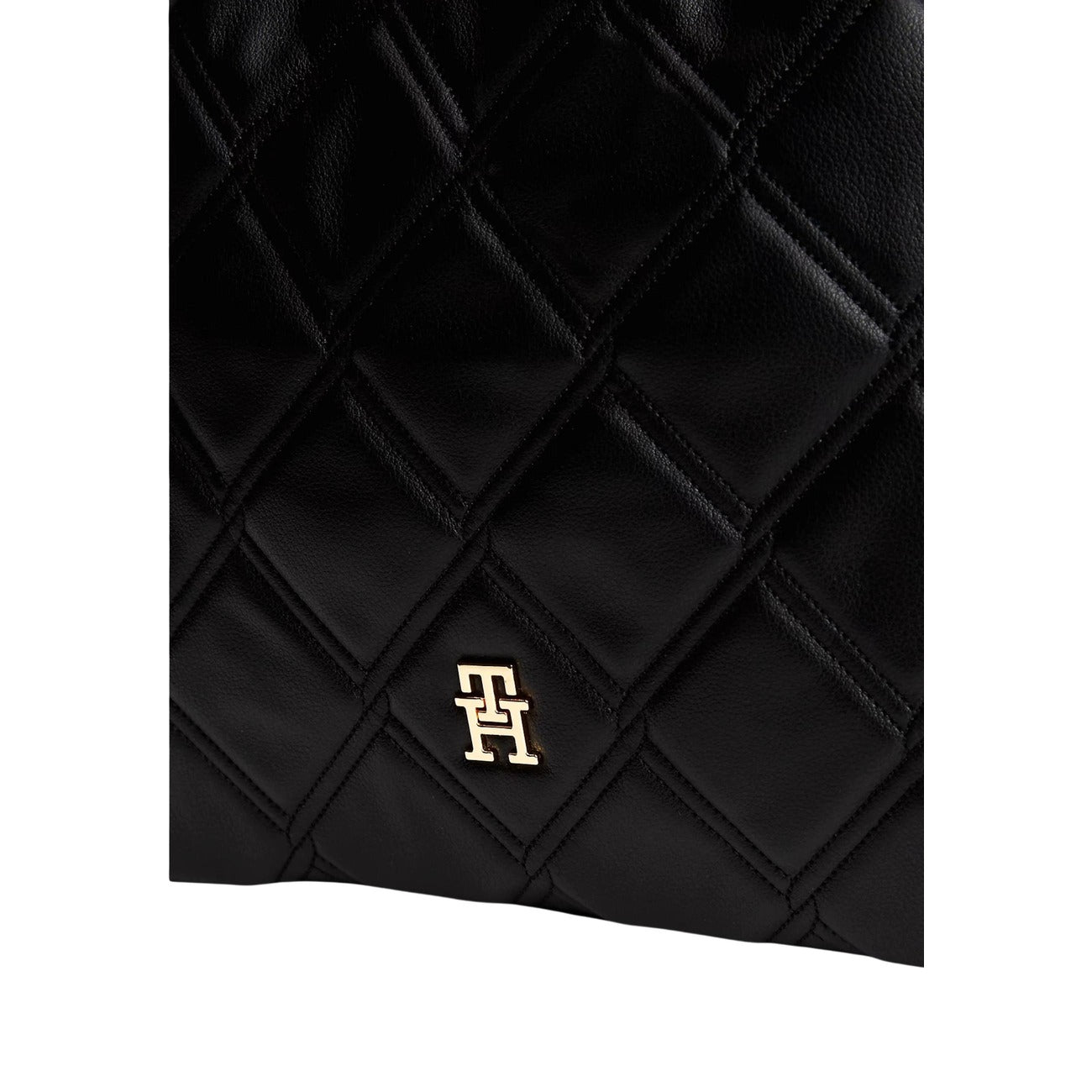 Borsa Tommy Hilfiger donna nera trapuntata AW0AW18716. Borsa tote media a spalla e a mano in ecopelle trapuntata nera con logo metallico TH e catene dorate sui manici, borsa casual chic ed elegante per tutte le stagioni.
