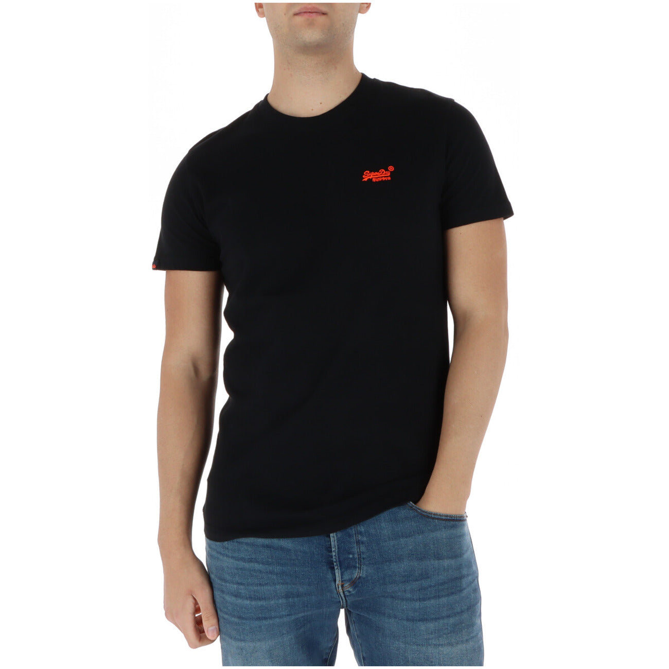 Superdry Tshirt nera Tee Vintage Logo Ricamato; 100% cotone, girocollo, stile basic premium. La t-shirt versatile e resistente per ogni giorno. Vista frontale 