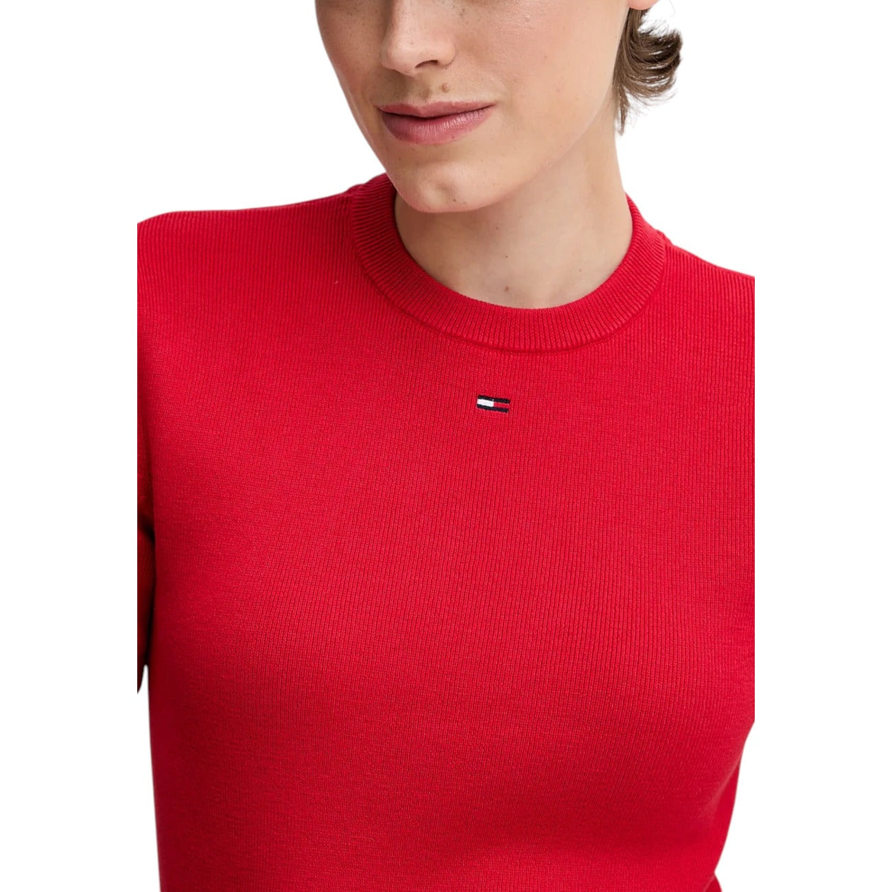 Maglia Tommy Hilfiger Jeans in filo TJW ESSENTIAL SS SWE donna rossa maniche corte scollo tondo 100% cotone organico - vista frontale indossata da modello dettaglio logo 
