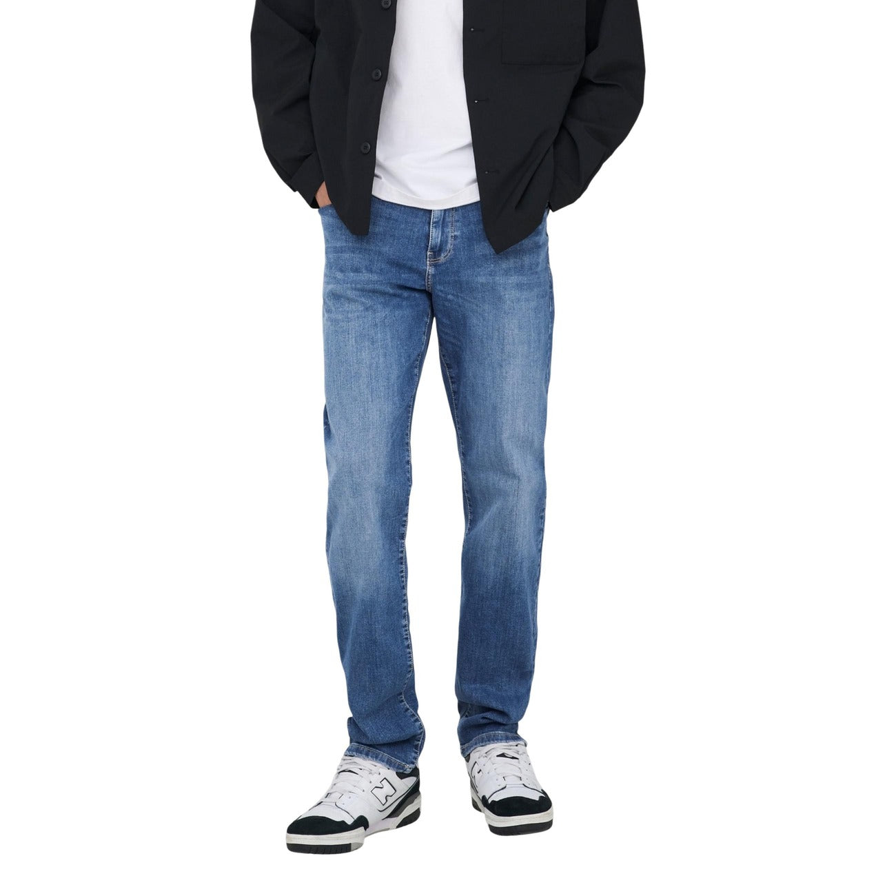 Jeans Only & Sons uomo blu chiaro azzurro con zip bottone tasche 98% cotone 2% elastan - vista frontale indossati da modello