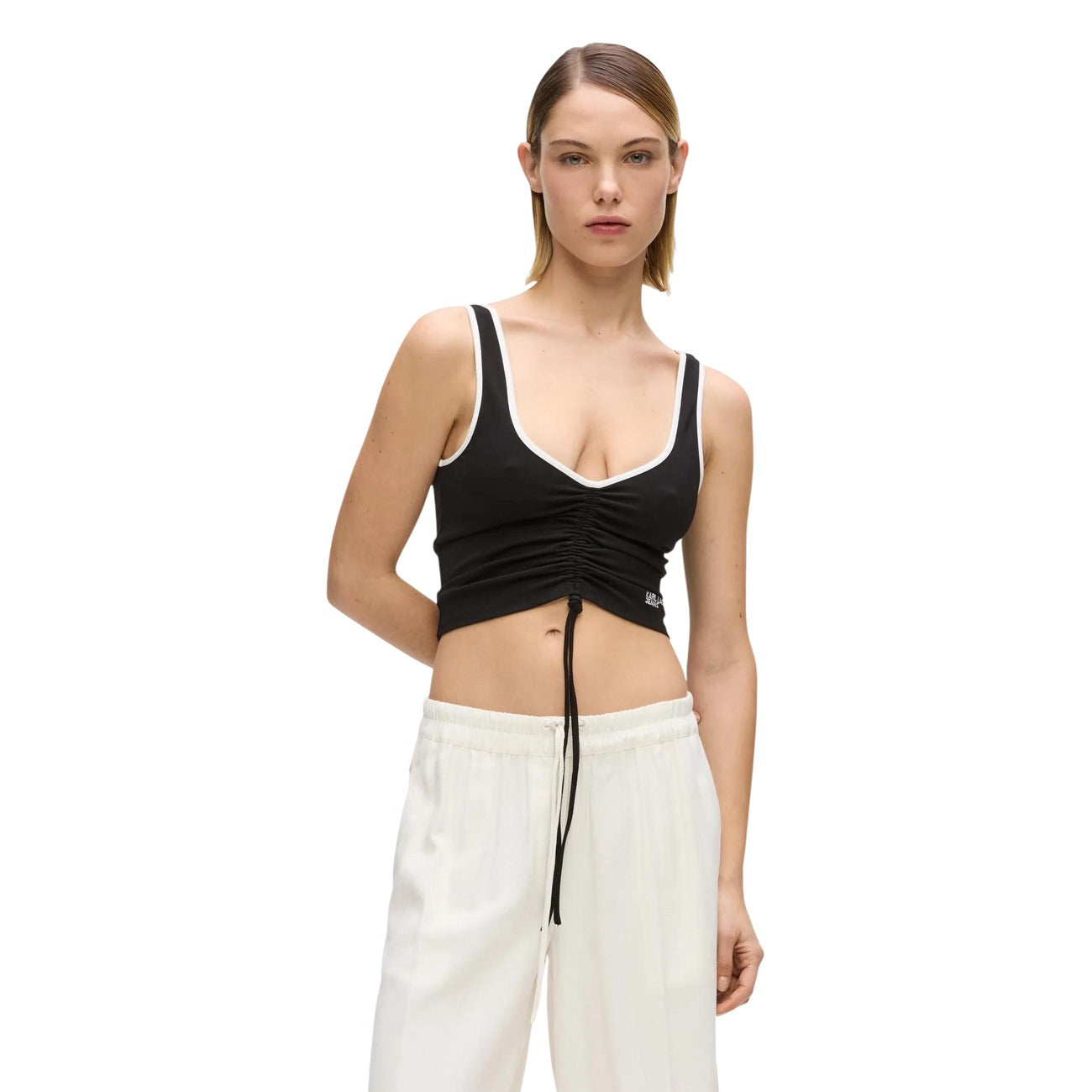 Canotta Cropped Coulisse; 62% Viscosa, 33% Poliammide, 5% Elastan. Scollo a V, profili contrasto, lunghezza regolabile. Top donna in maglia tecnica, traspirante e stretch per la PE26. Colore nero 