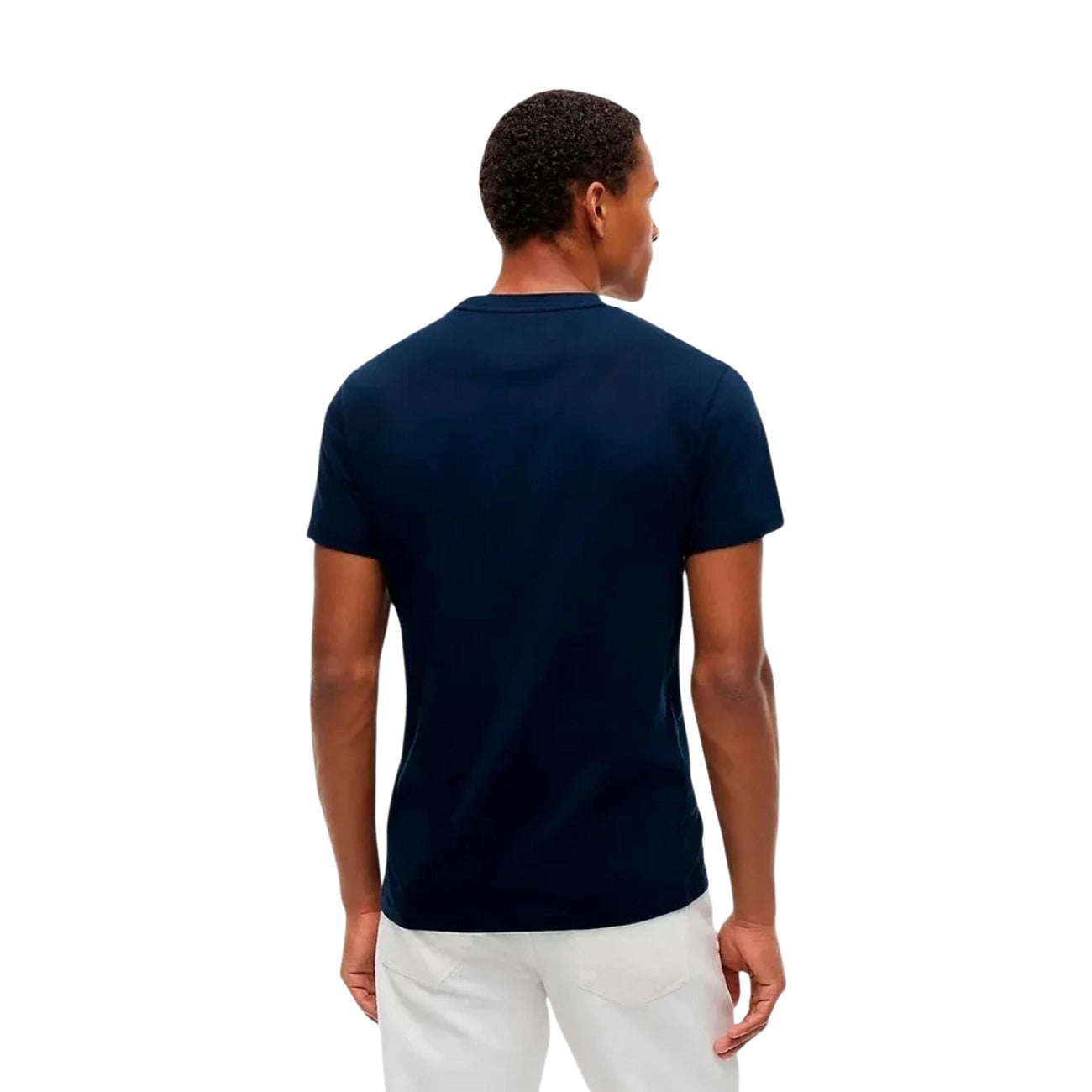 T-shirt Tommy Jeans blu uomo DM0DM23715. Maglietta da uomo blu a maniche corte in cotone rigenerato ecosostenibile con girocollo e stampa grafica logo Tommy Hilfiger sul petto, t-shirt casual e streetwear.