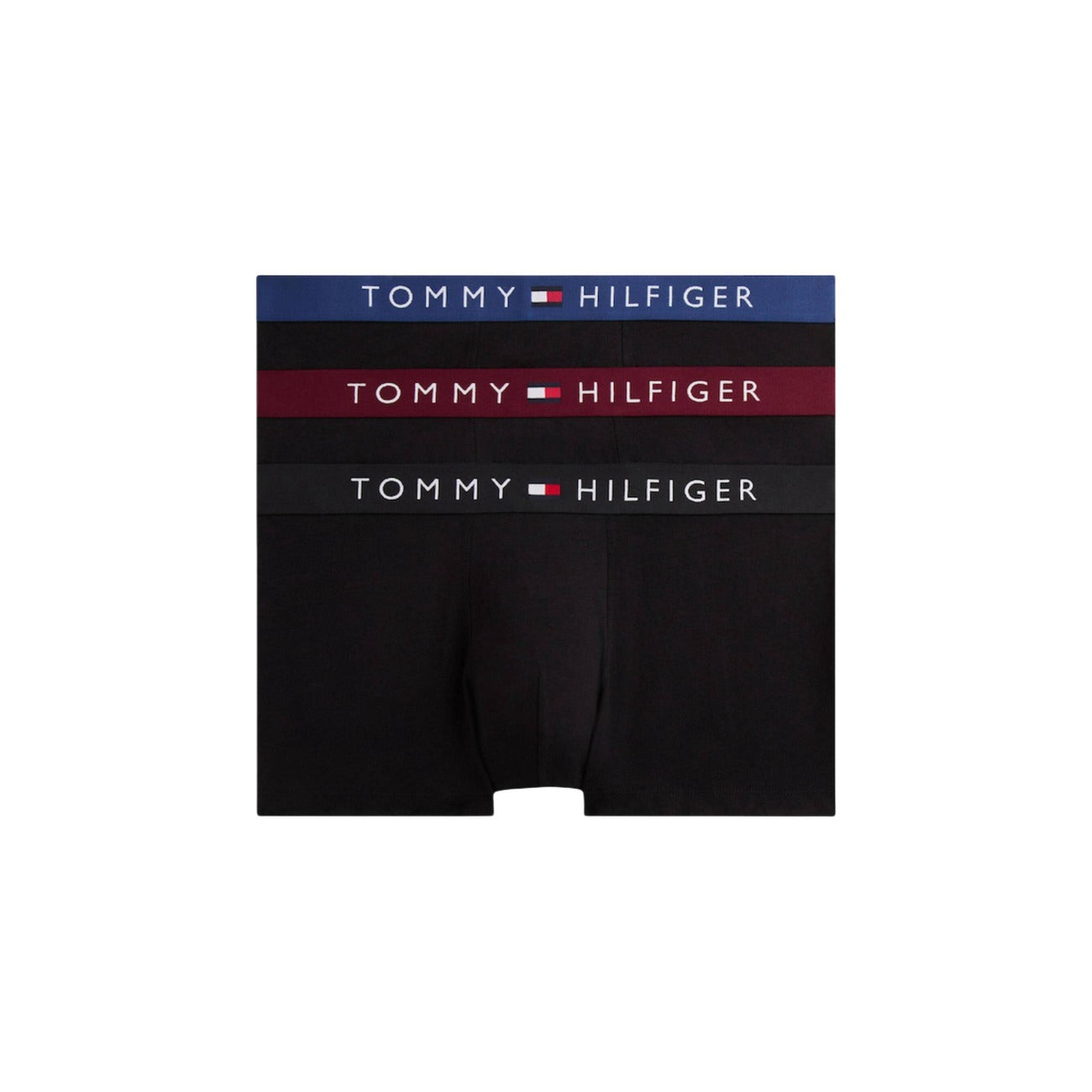 Pack 3 Boxer Trunk Tommy Hilfiger Signature; Nero. Cotone Organico Stretch, tecnologia antiumidità, elastico con logo ripetuto. Vestibilità aderente, supporto traspirante, qualità premium ecosostenibile. Fascia scritta rosso, blu e nero 
