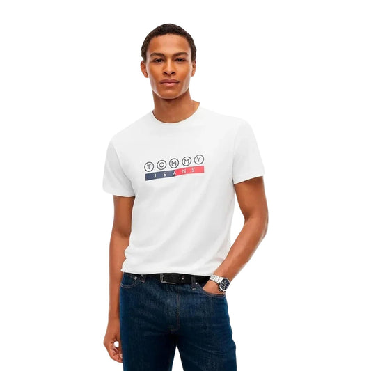 T-shirt Tommy Jeans bianca uomo DM0DM23715. Maglietta da uomo bianca a maniche corte in cotone rigenerato ecosostenibile con girocollo e stampa grafica logo Tommy Hilfiger sul petto, t-shirt casual e streetwear.