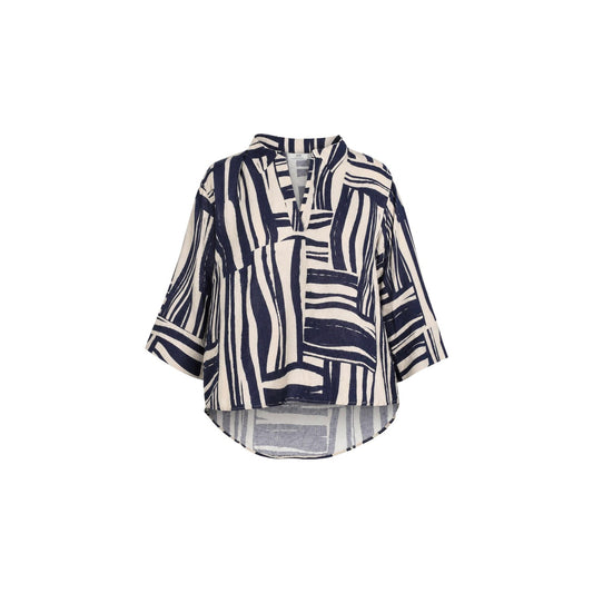 Camicia Blusa Donna Blu Jacqueline de Yong; Top fluido a maniche a tre quarti con scollo a V, colletto alla coreana e motivo grafico all-over. Taglio morbido arrotondato sul fondo, stile contemporaneo e leggero. Frontale stesa 