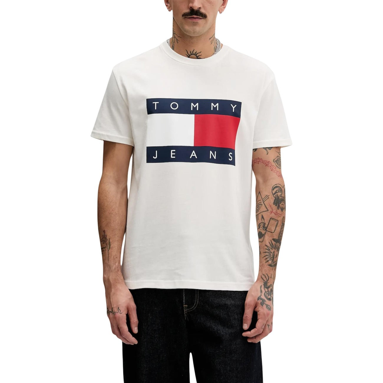 T-shirt Tommy Jeans Flag Badge; 100% Cotone. Regular fit, girocollo, logo ricamato. Maglia uomo in jersey di alta qualità, fresca e versatile per tutto l'anno. Colore bianco vista frontale 