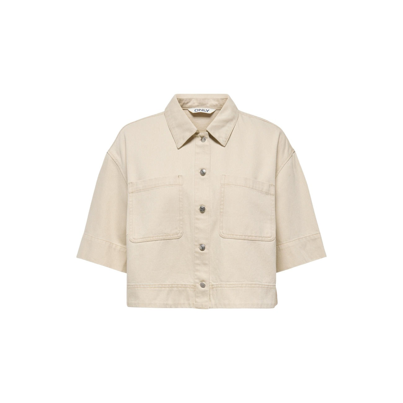 Camicia Jeans Corta; cotone e Lyocell, colletto italiano, vestibilità comoda, tasca sul petto. La camicia in denim estiva, fresca e versatile. Vista frontale stesa