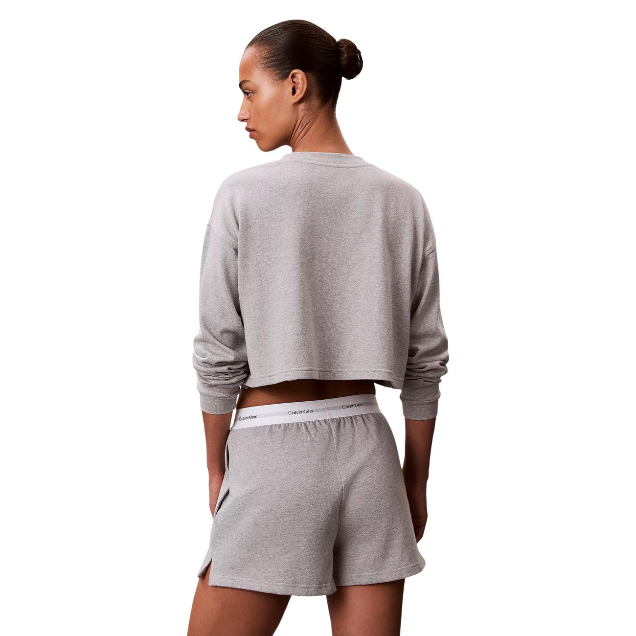 Pantaloncini pigiama Calvin Klein donna grigi. Shorts da notte e loungewear in morbido jersey di cotone a tinta unita con tasche laterali e spacco sull'orlo, caratterizzati dalla classica fascia elastica logata in vita, stile sportivo e minimalista.