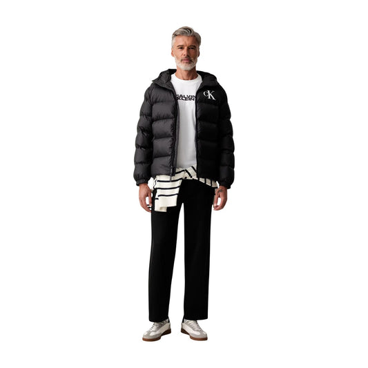 Pantaloni Calvin Klein uomo neri modello LV04RG615G. Pantalone lungo in cotone tinta unita vestibilità comoda e dritta con elastico e cintura in vita, tasche laterali e posteriori, pantalone casual chic da uomo per tutte le stagioni.