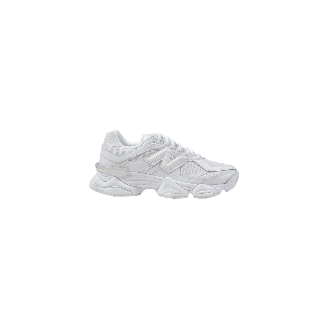 New balance sneaker bianco 9060 unisex Realizzate al 100% in materiale sintetico. tomaia presenta dettagli sovrapposti e linee dinamiche, mentre la suola chunky garantisce un'ammortizzazione ottimale Vista laterale 