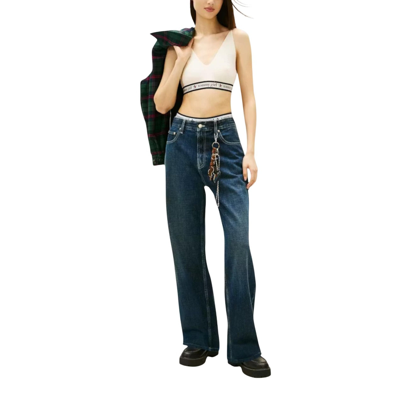 Crop top Tommy Girl; 100% lana. Scollo a V, fascia elastica logata, extra slim fit. Bralette in maglia di lana ispirata ai 90s, calda e traspirante.