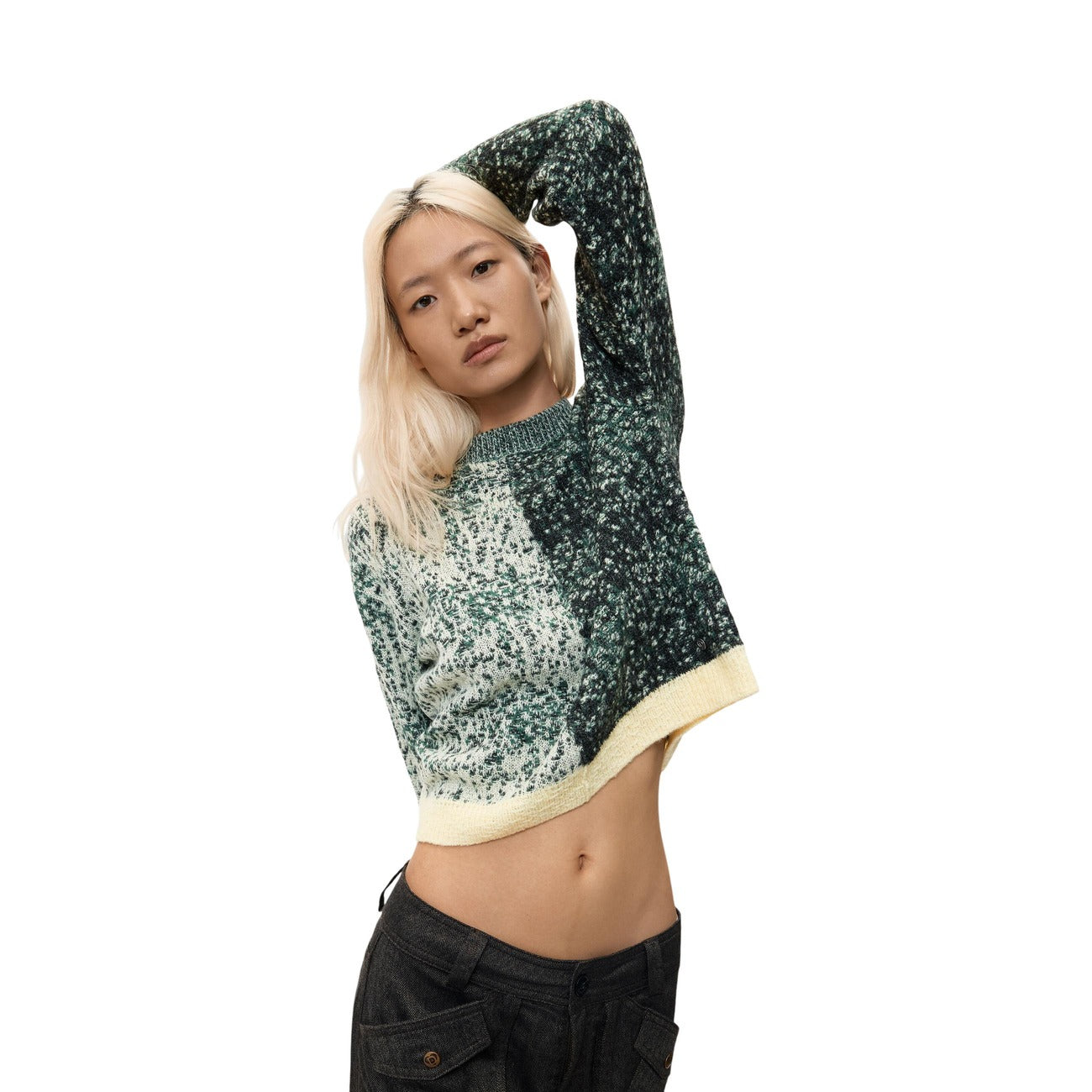 Maglia Desigual donna verde bicolore JERS EARTH. Maglione corto cropped in maglia grossa con lana e poliammide riciclata, girocollo e finiture gialle a contrasto, abbigliamento donna autunno inverno.