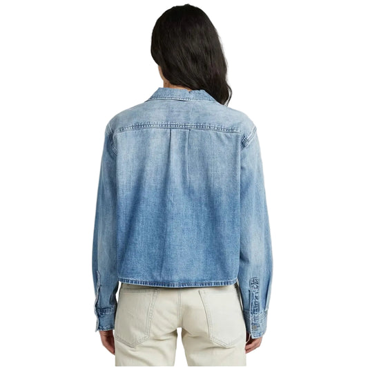 Camicia Resort Boxy Relaxed; cianite blu sbiadita, 100% cotone rigenerativo, tasca singola. Silhouette corta e strutturata per un outfit urbano e fresco. Vista posteriore 