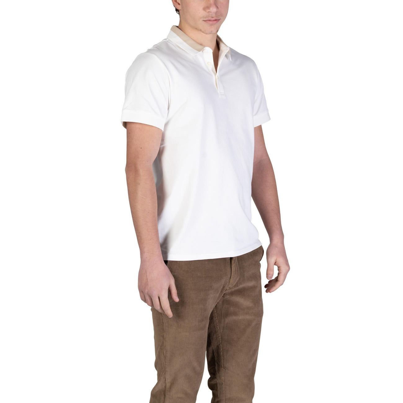 Polo Guess SS Paul; avorio. Misto cotone ed elastene. Colletto logato, chiusura a 3 bottoni, maniche corte. Comfort elasticizzato e stile iconico per il tempo libero. Laterale 