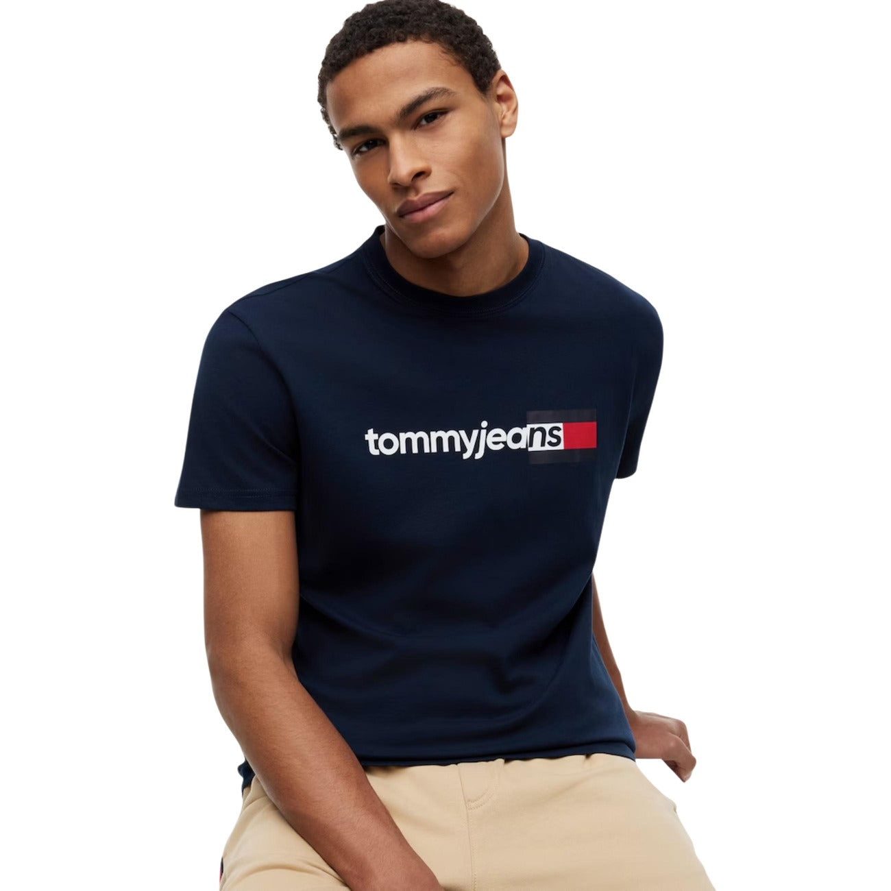 T-shirt blu navy Tommy Jeans; Logo Print. 100% Cotone Rigenerato. Regular fit, girocollo, stile casual sostenibile. Leggera, traspirante e iconica. Vista frontale 