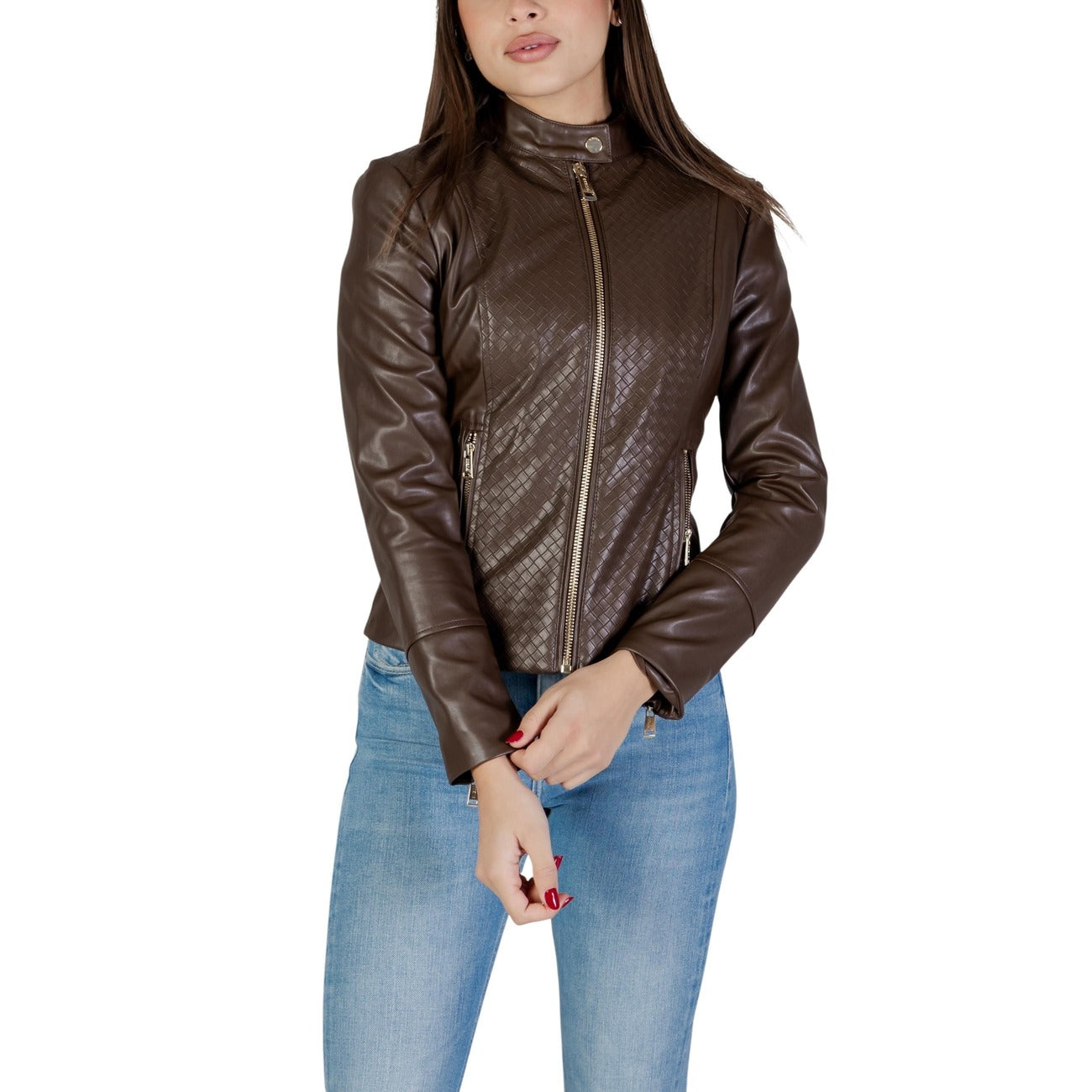 Giacca Guess donna marrone in pelle con cerniera collo alto 100% poliuretano - vista frontale indossata da modello figura intera
