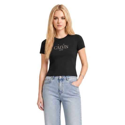 T-shirt Donna Nera Calvin Klein Jeans; 100% Cotone. Taglio dritto regolare, maniche corte e scollo a girocollo. Logo grafico Calvin Klein stampato sul petto, tessuto leggero stile casual-urban. Vista frontale 