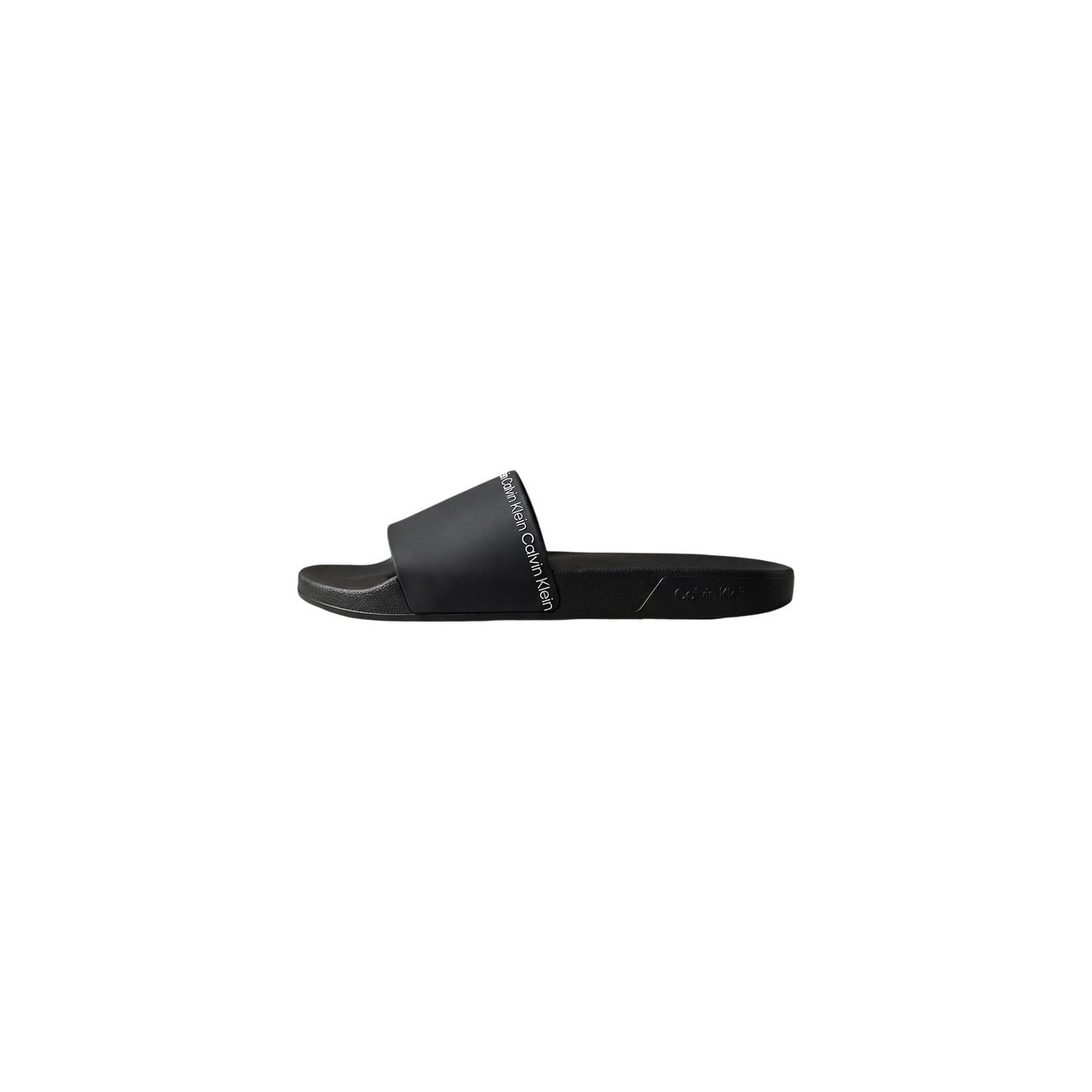 Ciabatte Calvin Klein Pool Slides; Nero. 100% Poliuretano Riciclato. Fascia con logo, plantare ergonomico, suola 2 cm. Leggere, resistenti ed ecosostenibili. Laterale 