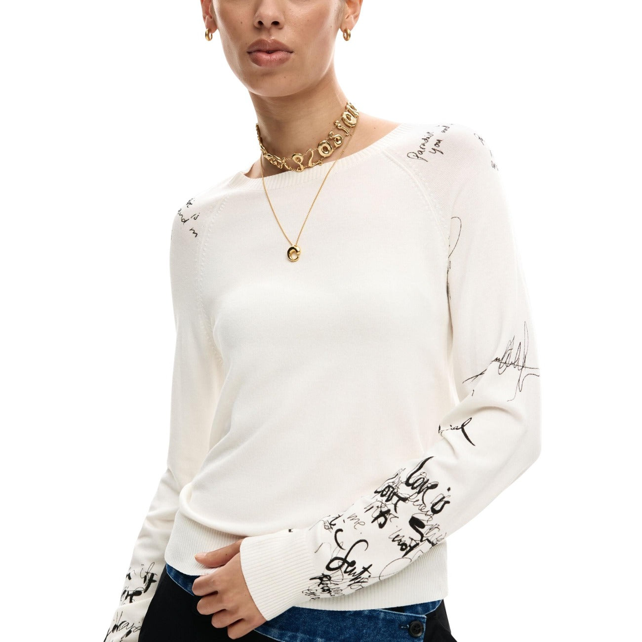 Maglia Desigual donna bianca con maniche lettering manica lunga scollo tondo 83% viscosa 17% poliammide - dettaglio maniche lettering