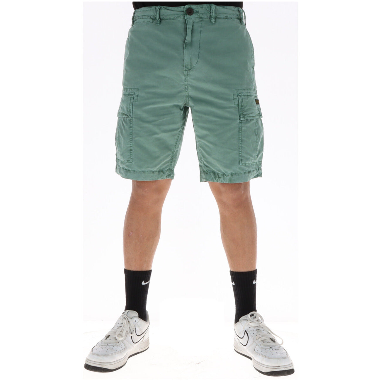 Bermuda Cargo Superdry verde ; 100% Cotone Twill. Sei tasche funzionali, vestibilità dritta, patch logo. Tessuto resistente e traspirante. Ideale per il tempo libero e l'estate. 