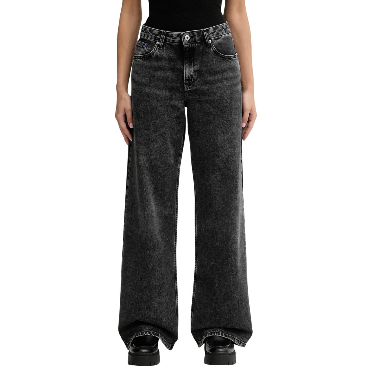 Jeans Karl Lagerfeld Jeans relaxed fit con vita regular donna neri con zip e bottone tasche anteriori posteriori 100% cotone organico - vista frontale indossati da modello
