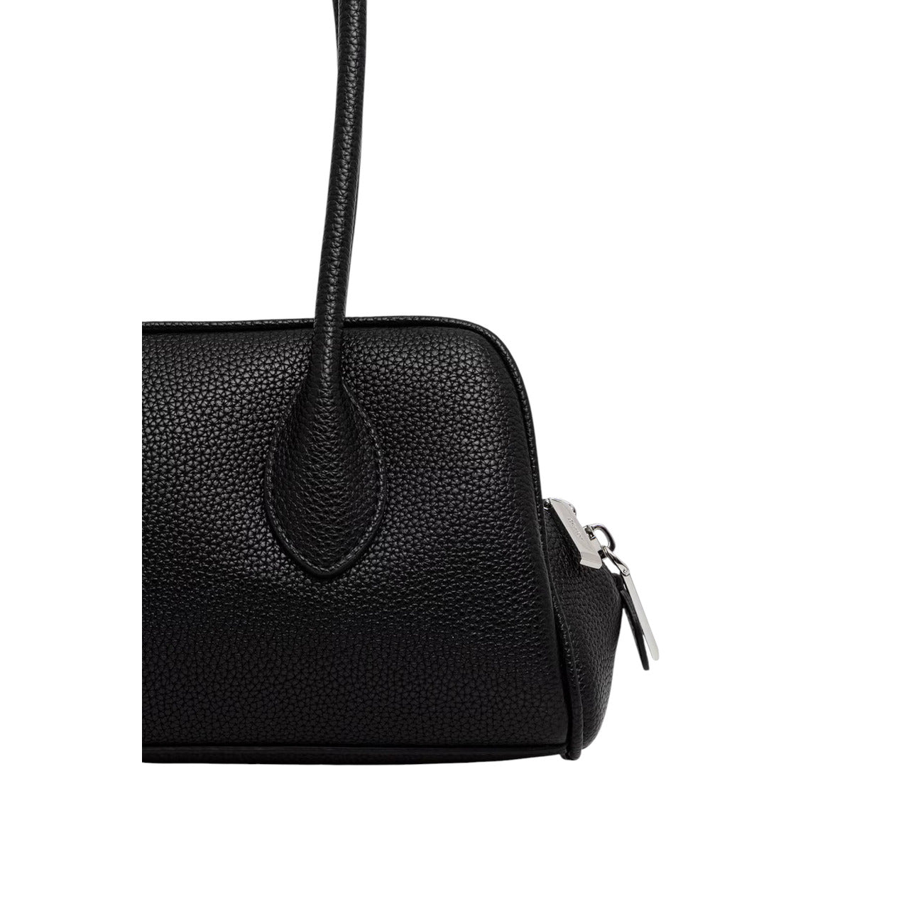 Borsa a Spalla Donna Calvin Klein Emblem Trio; Nero. 100% Poliuretano effetto martellato, chiusura superiore con zip, doppi manici e charm logo lucido. Silhouette compatta e allungata (30x15 cm), stile minimal contemporaneo.