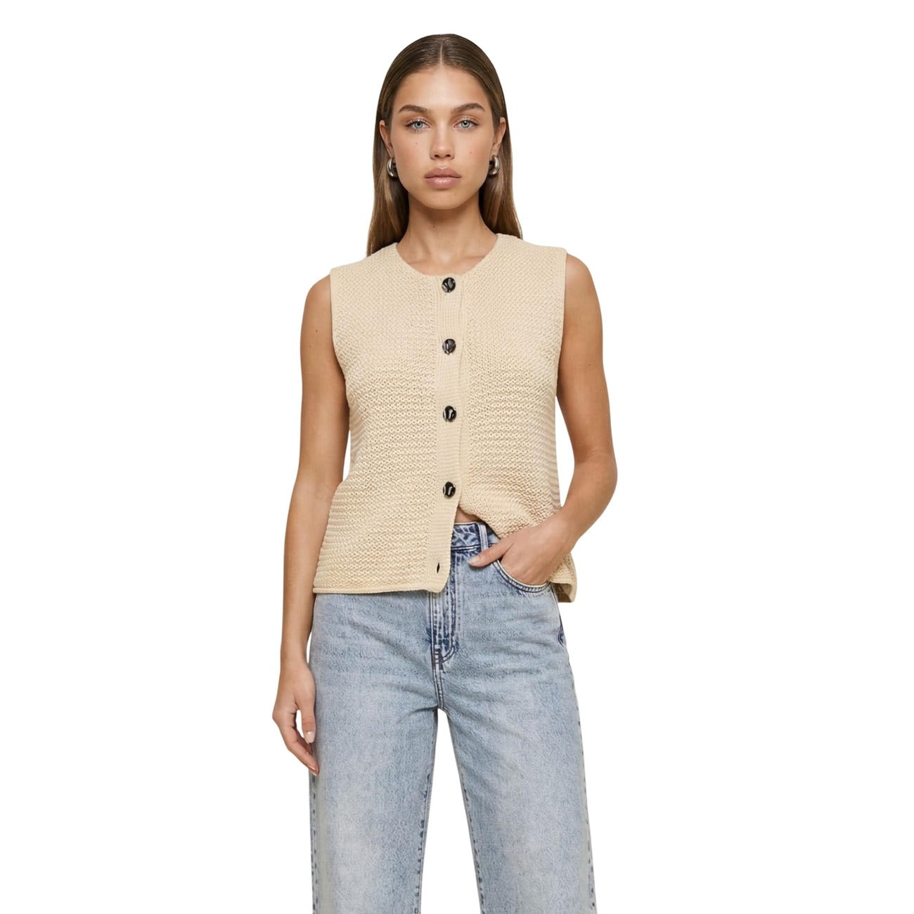 Gilet JDY Martha; 100% cotone, maglia a trama grossa, bottoni a contrasto. Scollo tondo, senza maniche, design versatile e traspirante. Perfetto per outfit a strati primaverili. Colore beige 