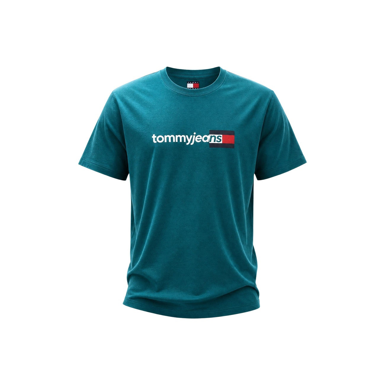 T-shirt Verde Tommy Jeans; Logo Print. 100% Cotone Rigenerato. Vestibilità regolare, traspirante e sostenibile. Il basic immancabile del guardaroba maschile. Vista frontale Stesa
