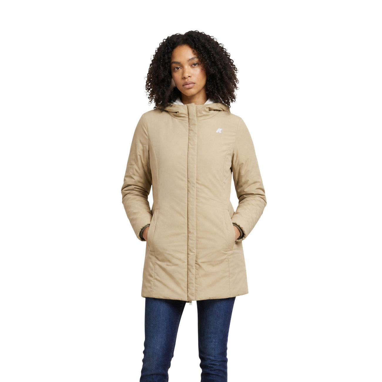 Parka K-Way donna reversibile Denise K6128UW. Giacca a tre quarti impermeabile con cappuccio regolabile, tessuto elasticizzato traspirante, imbottitura mezza stagione, tasche con zip e logo in silicone bianco.