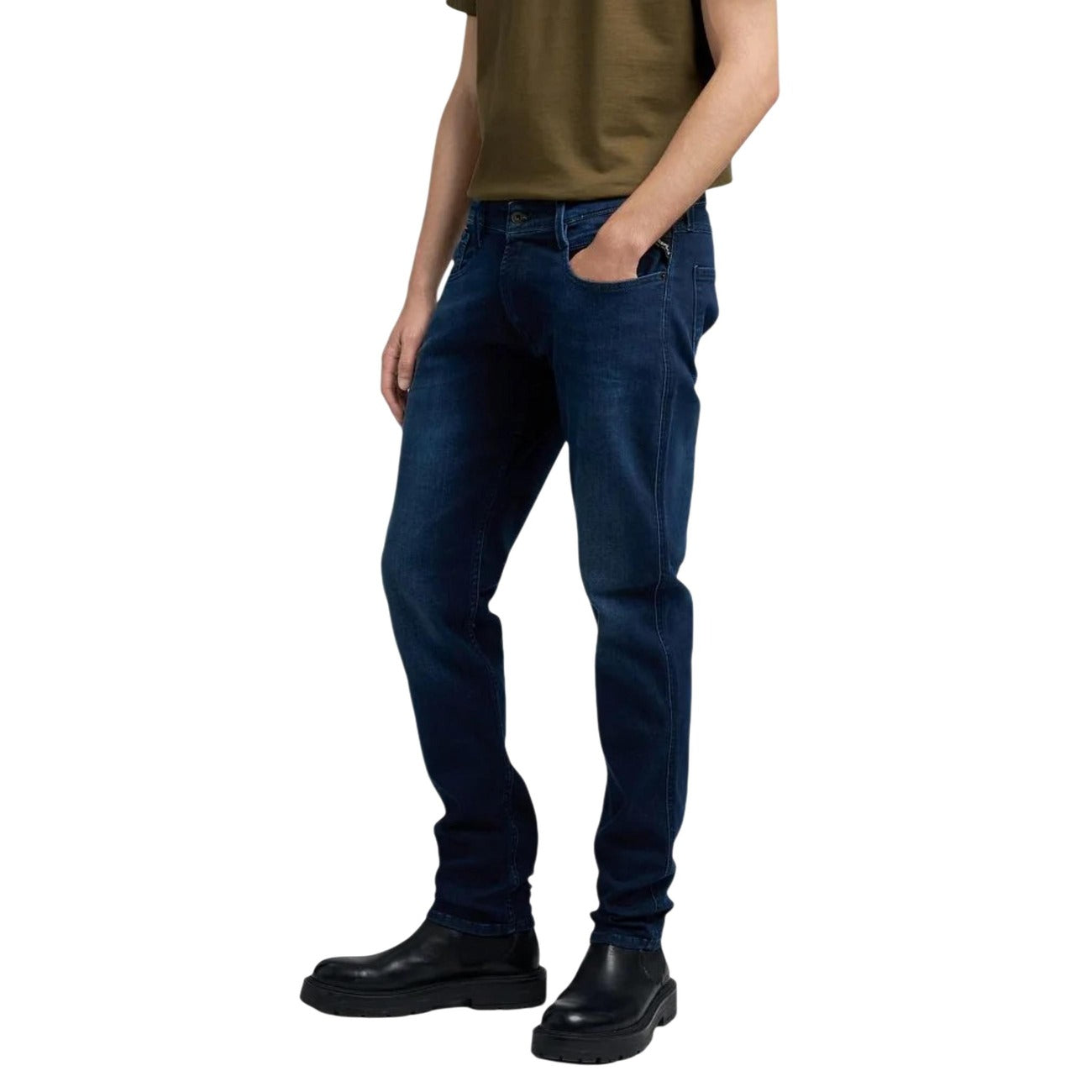 Jeans Replay uomo blu denim con zip e bottone - vista laterale indossati da modello
