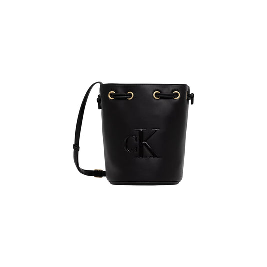 Borsa Secchiello Donna Calvin Klein Bold; Nero. 100% Poliuretano a finitura liscia, chiusura superiore con coulisse, tracolla regolabile e dettagli in metallo oro. Misure compatte e cilindriche (15x21 cm), stile contemporaneo. Frontale 
