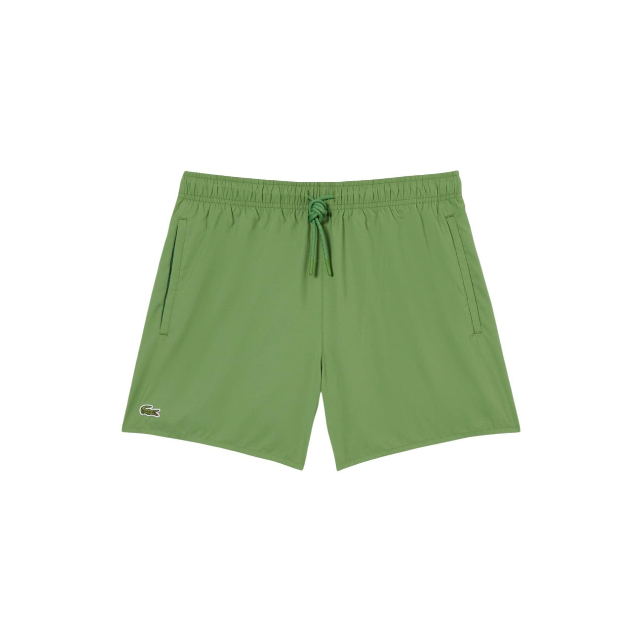 Costume Lacoste Taffetà Riciclato; asciugatura rapida, vita elastica, tasche a contrasto. Fodera mesh, coccodrillo ricamato, lunghezza 37 cm. Qualità premium sostenibile. Vista frontale 