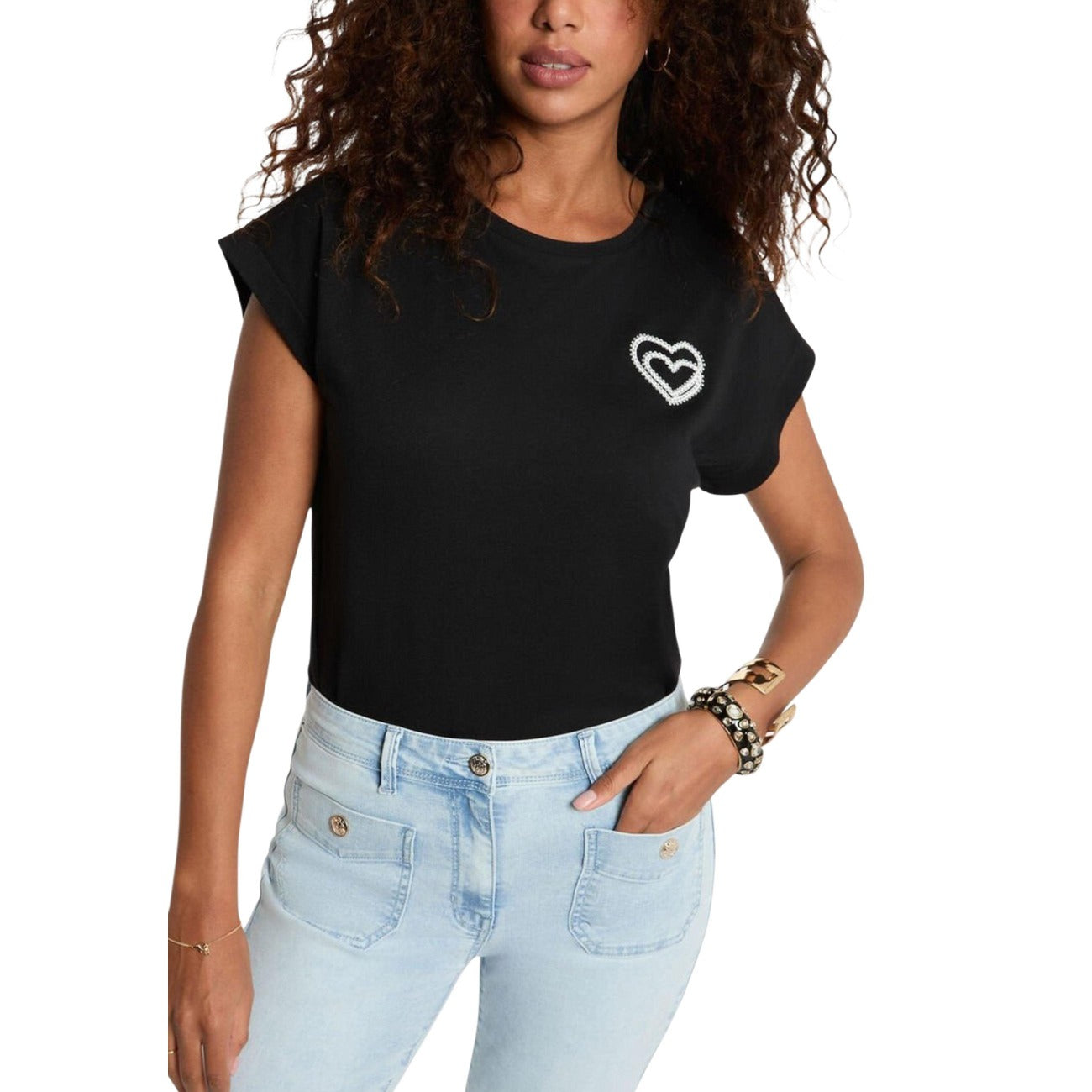 T-shirt Morgan De Toi Nera; 50% Cotone, 50% Modal. Cuore ricamato frontale, maniche corte, vestibilità regular. Tessuto fluido anti-piega, stile casual-chic per la stagione calda. Vista frontale 
