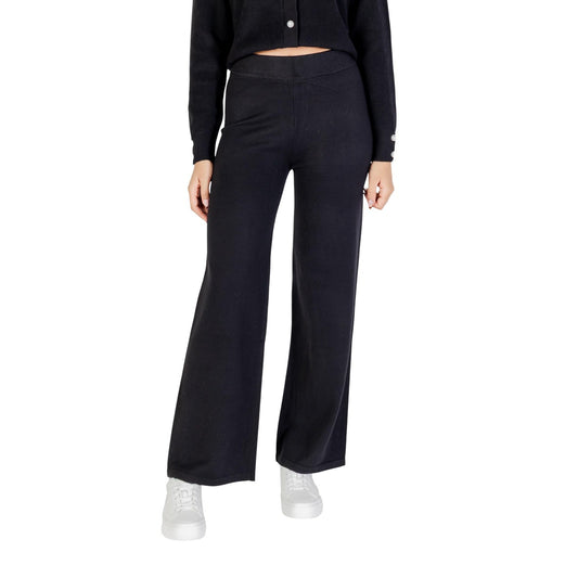 Pantaloni Palazzo Neri Choral; Made in Italy. Tessuto in viscosa pesante, gamba larga, anti-piega. Eleganza sartoriale e comfort termico per la stagione fredda. Il passe-partout definitivo. Frontale 