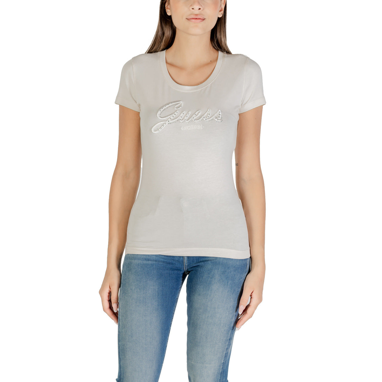 T-shirt Guess EMBRO SCRIPT LOGO donna beige con strass maniche corte scollo tondo - vista frontale indossata da modello