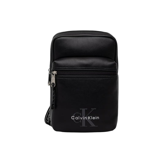 Borsa Monospalla Uomo Calvin Klein Sling; Nero. 100% Poliuretano, doppia tasca zippata, tracolla regolabile in nastro con lettering a contrasto. Dimensioni verticali (17x28 cm), stile casual-urban 4 stagioni. Vista frontale 