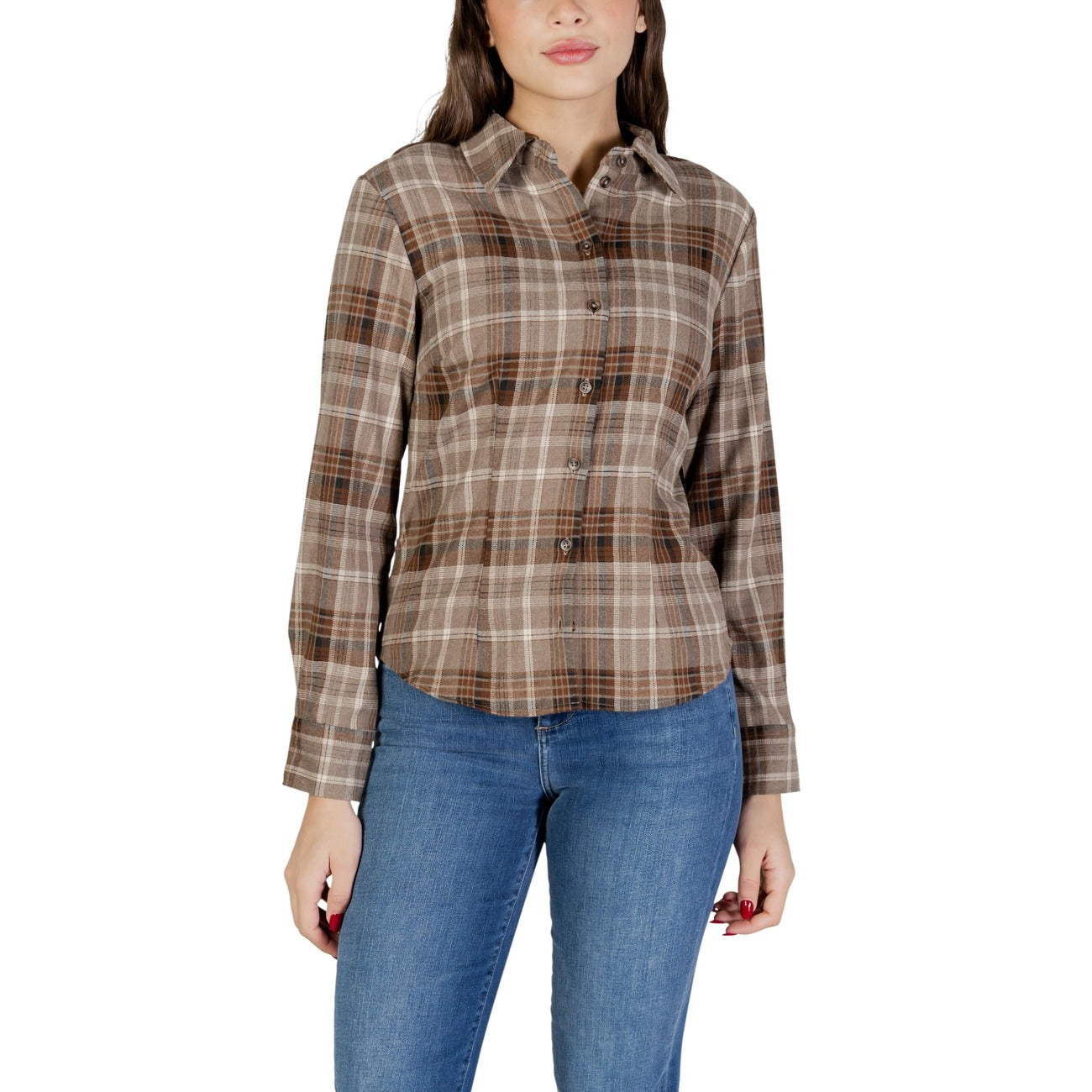 Camicia Jacqueline De Yong donna beige a quadri con bottoni manica lunga scollo tondo colletto classico - vista frontale indossata da modella mezzo busto 
