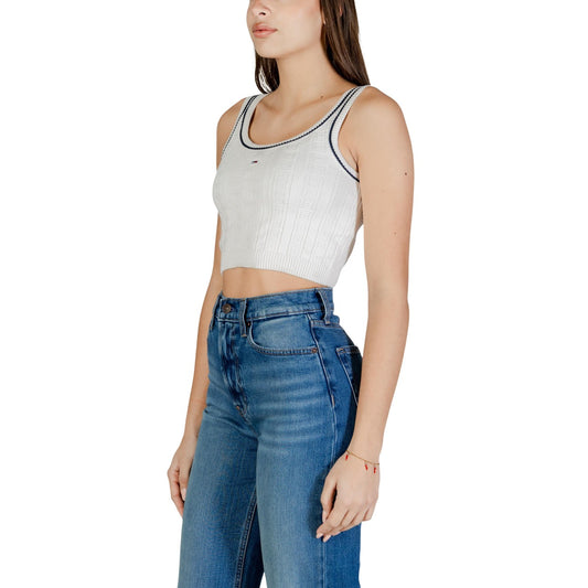 Crop Top Tommy Jeans; Bianco. 88% Cotone Organico. Maglia intrecciata con bandierine all-over, profili a contrasto e scollo ovale. Taglio corto e aderente, stile preppy moderno. Frontale laterale 