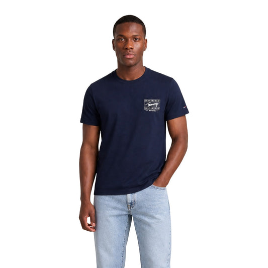 T-shirt Uomo Blu Tommy Hilfiger Jeans; Cotone Rigenerato. Taglio regular fit, scollo a girocollo e maniche corte. Stampa grafica 'New York City' fronte/retro e micro bandierina sulla manica, stile casual leggero. Vista Frontale 