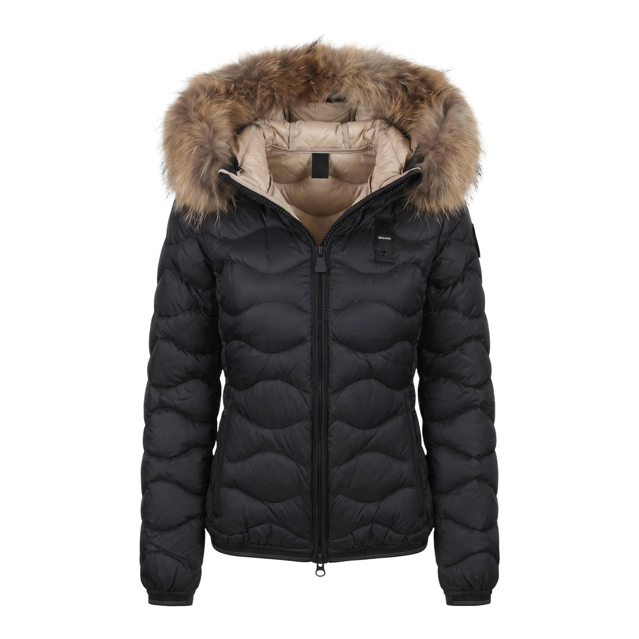 Piumino donna Blauer nero ecopelliccia Aldie 26WBLDC03034. Giubbotto corto da donna nero slim fit trapuntato a onde con cappuccio in pelliccia sintetica, zip doppio cursore e logo Blauer sulla manica, giacca invernale calda casual chic.