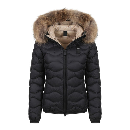 Piumino donna Blauer nero ecopelliccia Aldie 26WBLDC03034. Giubbotto corto da donna nero slim fit trapuntato a onde con cappuccio in pelliccia sintetica, zip doppio cursore e logo Blauer sulla manica, giacca invernale calda casual chic.