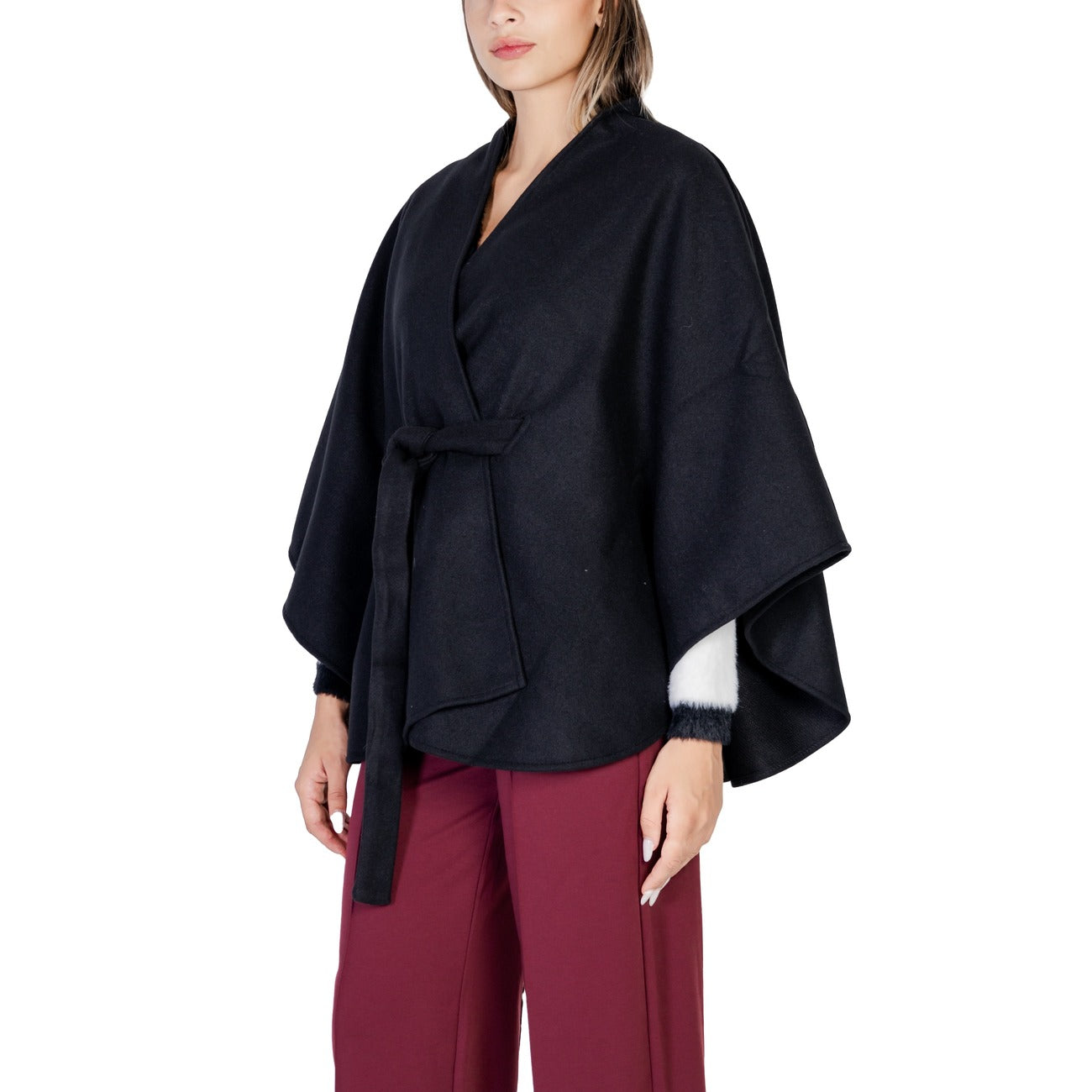 Mantella nera donna Morgan De Toi 242-5BELT. Capospalla nero elegante in misto viscosa con scollo incrociato, maniche corte a tre quarti e cintura in vita.