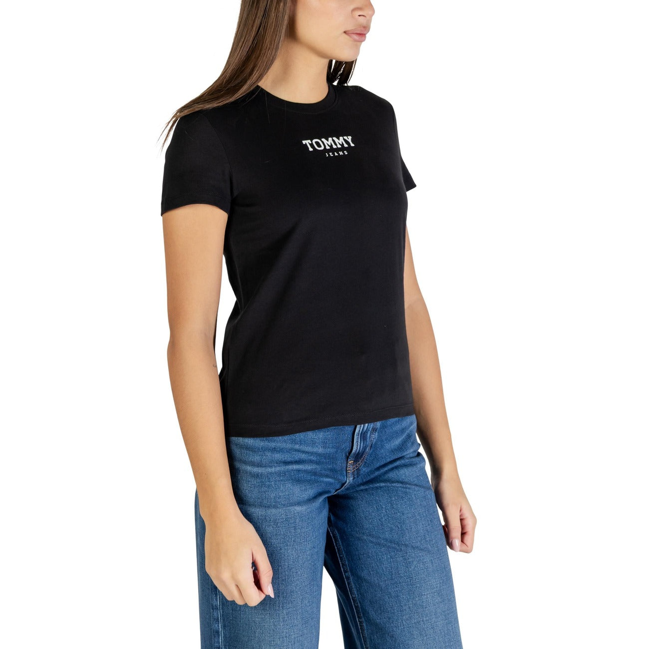 T-shirt donna Tommy Jeans; 100% cotone rigenerato, logo ricamato, maniche corte. Design minimalista e sostenibile. Colore nero.
