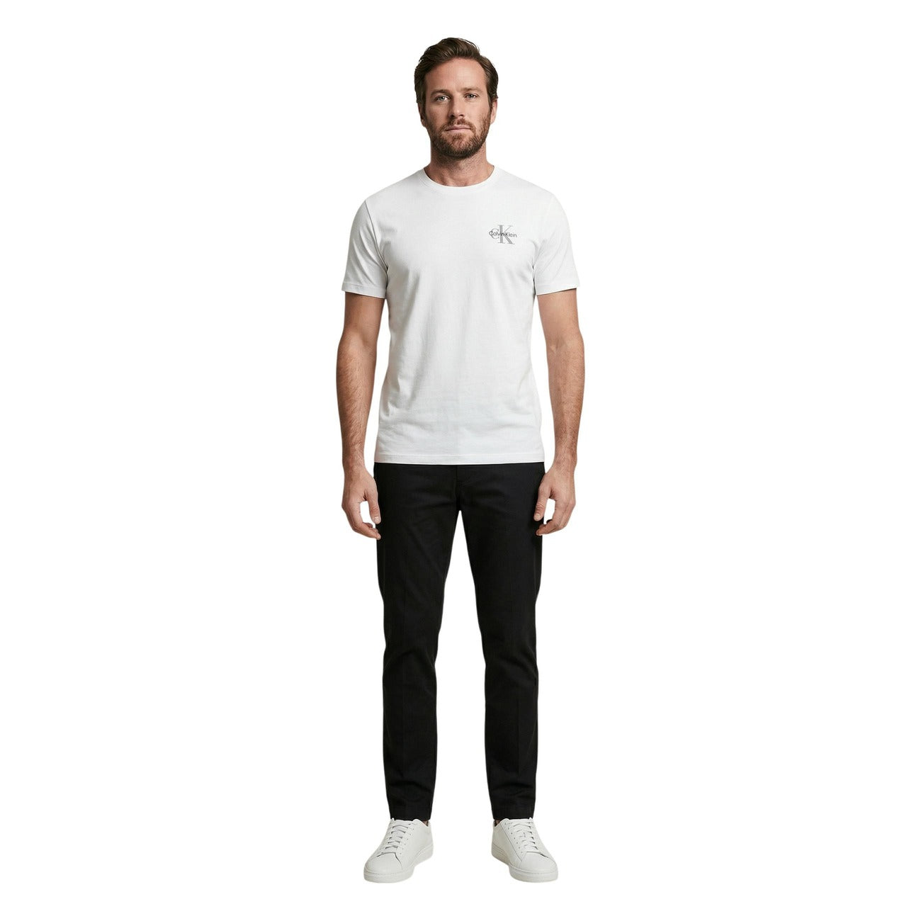 Dettaglio t-shirt Calvin Klein Jeans uomo bianca con logo applicato e vestibilità regular